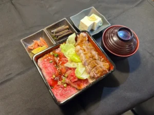 飛騨牛極上ロースと飛騨牛ローストビーフの二彩重